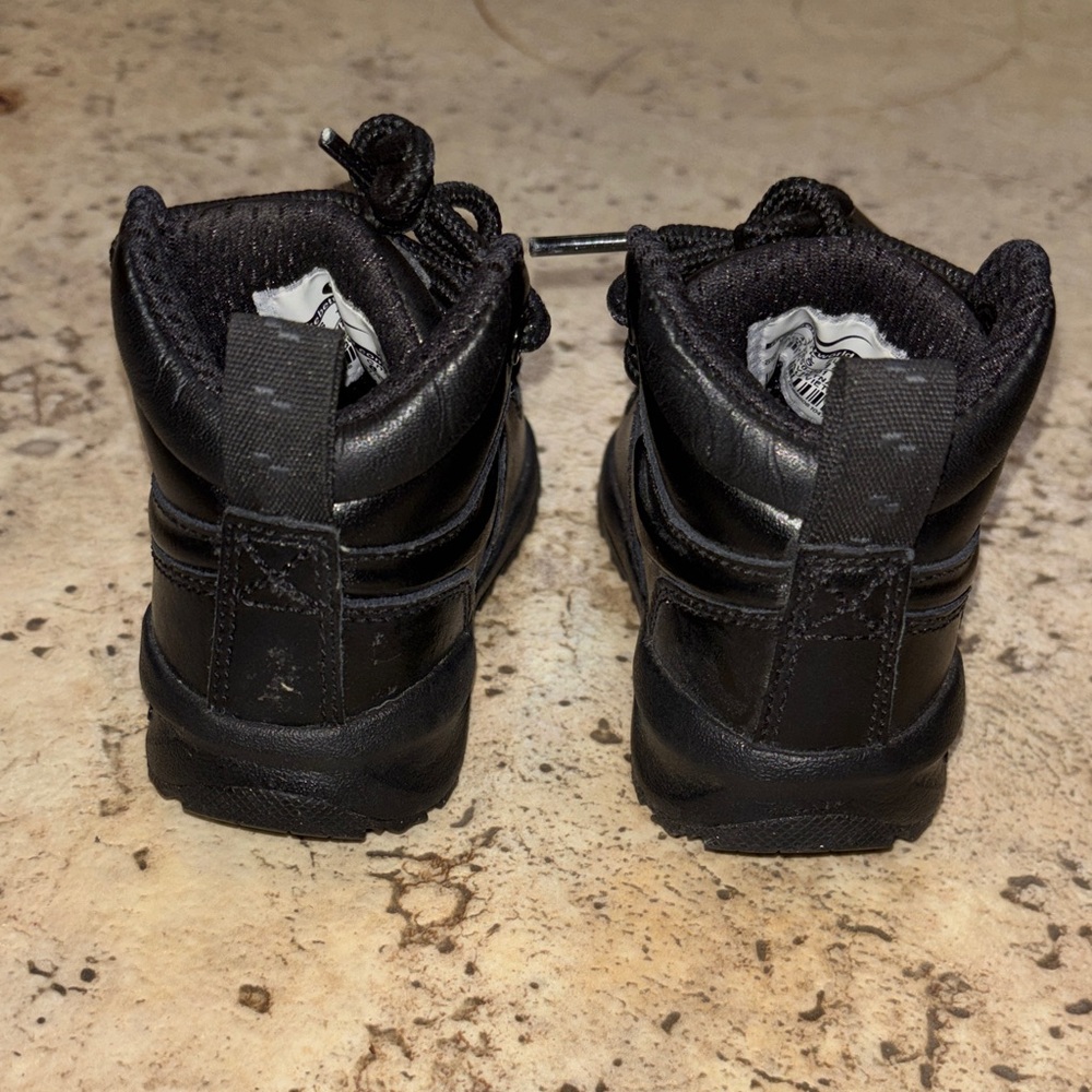 Nike Kids Manoa LTR Boots in Black - Picture 5 of 10